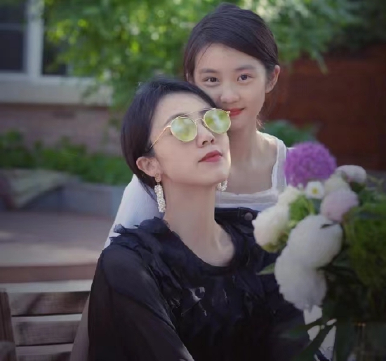 黄多多神似妈妈 挑染红唇打扮成熟|黄多多|挑染|红唇_新浪女性_新浪网