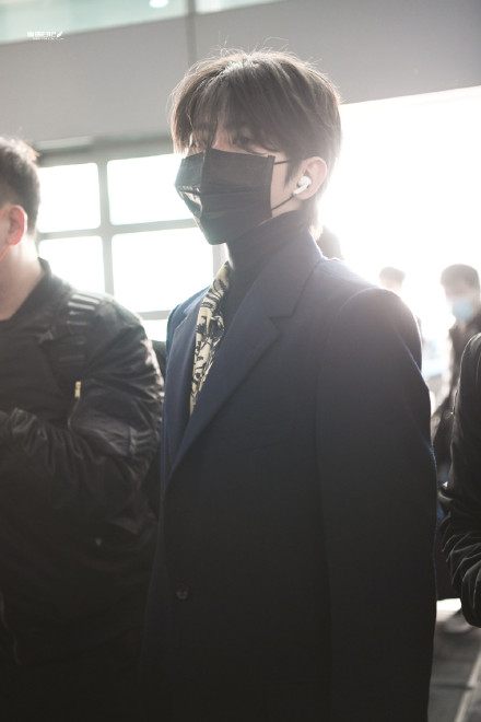 蔡徐坤口罩遮面戴耳机帅气有型