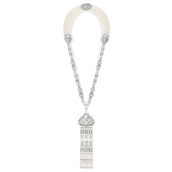 项链镶嵌钻石、水晶、珍珠及珍珠母贝，白金材质