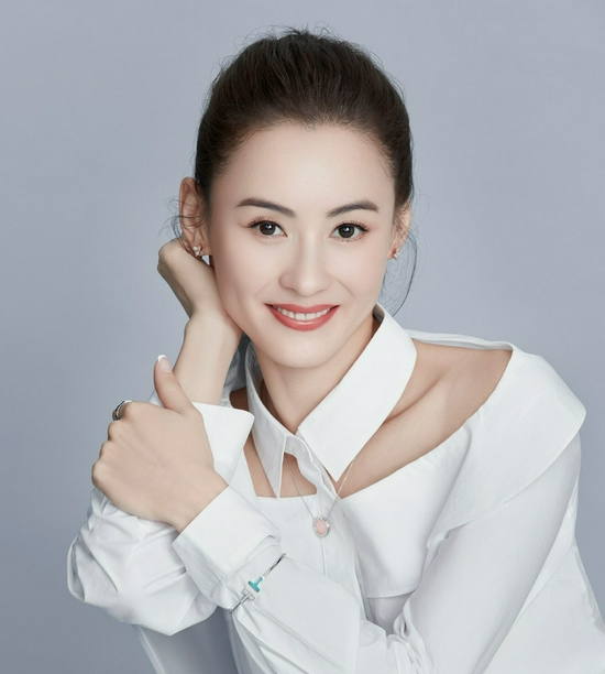 张柏芝穿白色衬衫裙简单干净扎高马尾露齿甜笑少女感十足