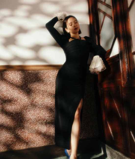 刘品言时尚大片曝光暖调氛围感写真展示魅力