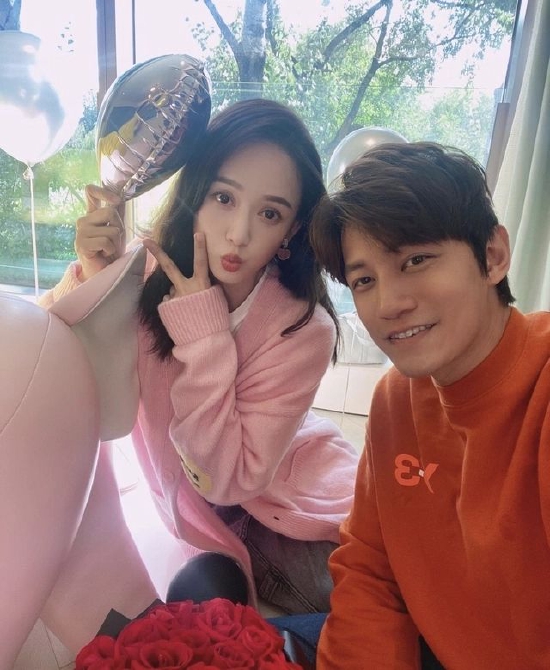 陈乔恩艾伦庆相爱三周年获送玫瑰花和包包陈乔恩开心比耶