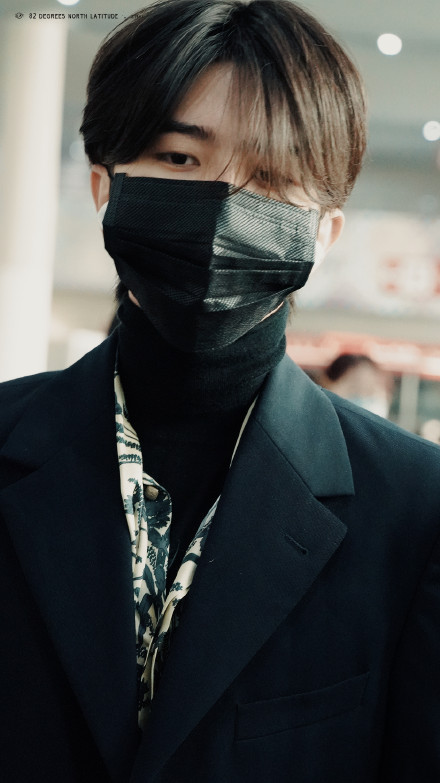 蔡徐坤口罩遮面戴耳机帅气有型