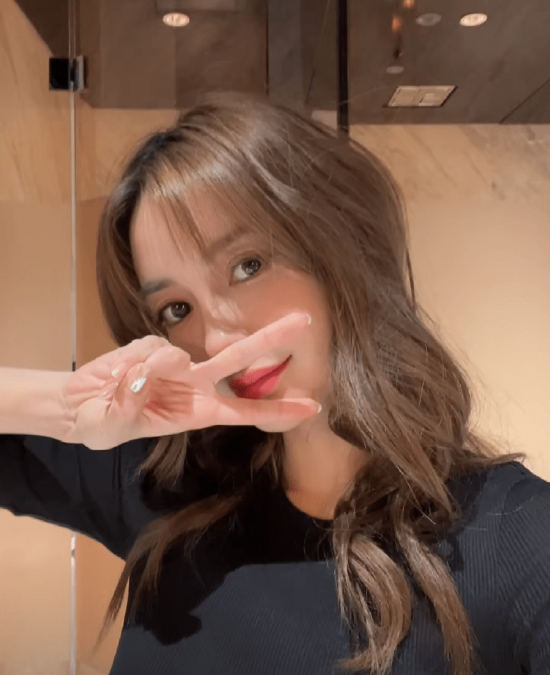 angelababy分享视频俏皮比耶怼脸自拍五官精致颜值抗打