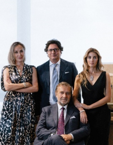 从左起依次为：品牌全球市场与传播负责人MariaCristina Buccellati、品牌特别销售与VIP客户总监Luca Buccellati、品牌荣誉主席兼创意总监Andrea Buccellati和品牌联合创意设计师Lucrezia Buccellati。
