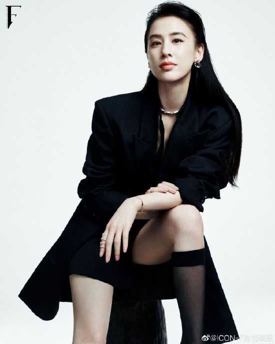 黄圣依再登时尚杂志封面复古迷幻中尽显神秘