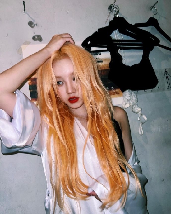 宋雨琦分享拍摄花絮plog橘金色长卷发显活泼