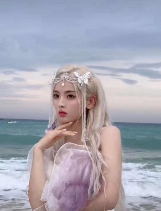 杨超越海的女儿银发造型好灵动 着纱裙搭蝴蝶发饰梦幻十足