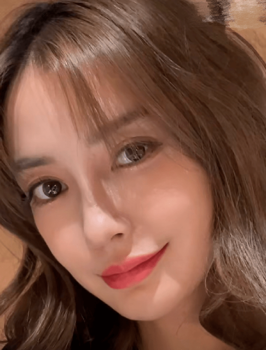 angelababy分享视频俏皮比耶怼脸自拍五官精致颜值抗打