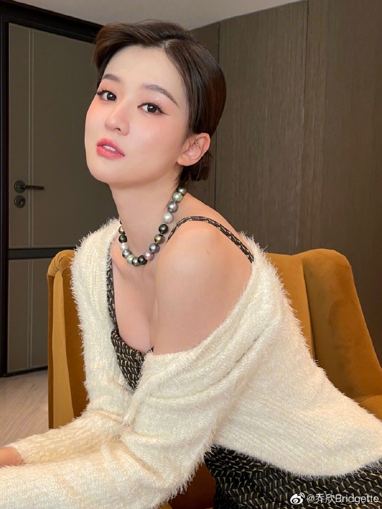 乔欣晒六宫格生活随拍慵懒盘发少女感十足