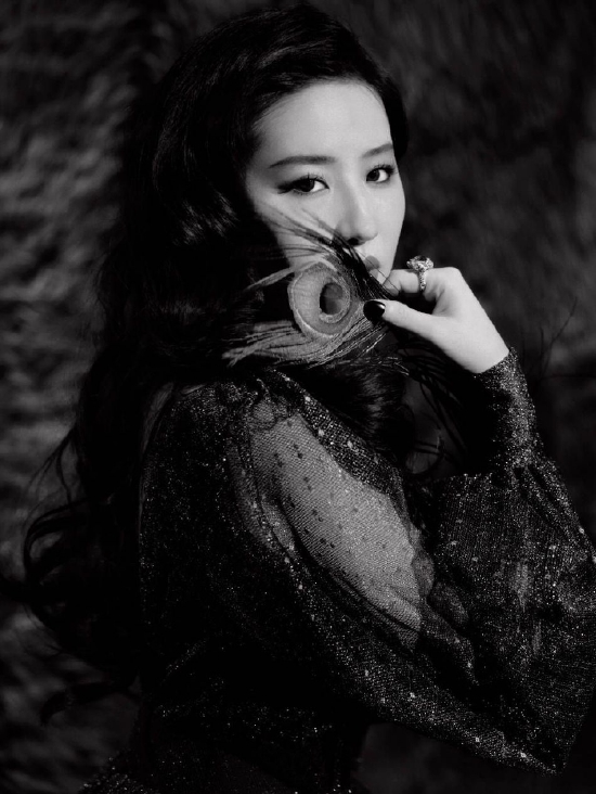 刘亦菲穿黑色纱裙美丽清冷烟熏妆红唇眼神氛围感满满