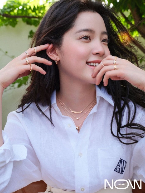 欧阳娜娜午后夏日大片好靓丽微卷长发搭衬衫诠释少女梦幻