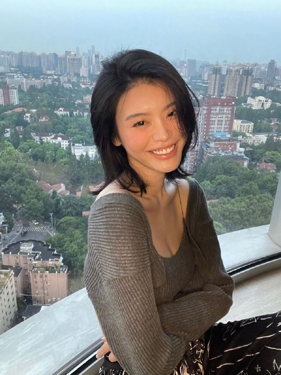 奚梦瑶分享短发窗边随拍着灰色开衫露锁骨氛围感满满