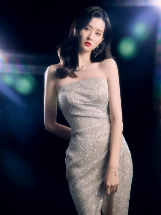 乔欣回应恋情传闻后现身长裙搭大波浪优雅复古