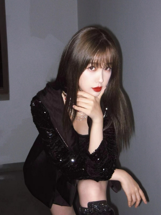 虞书欣暗黑系亮片套装吸睛红唇雪肌明艳动人