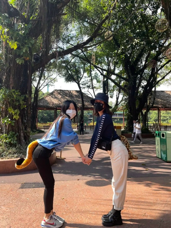 高圆圆晒动物园游玩照与闺蜜对镜自拍可爱又俏皮