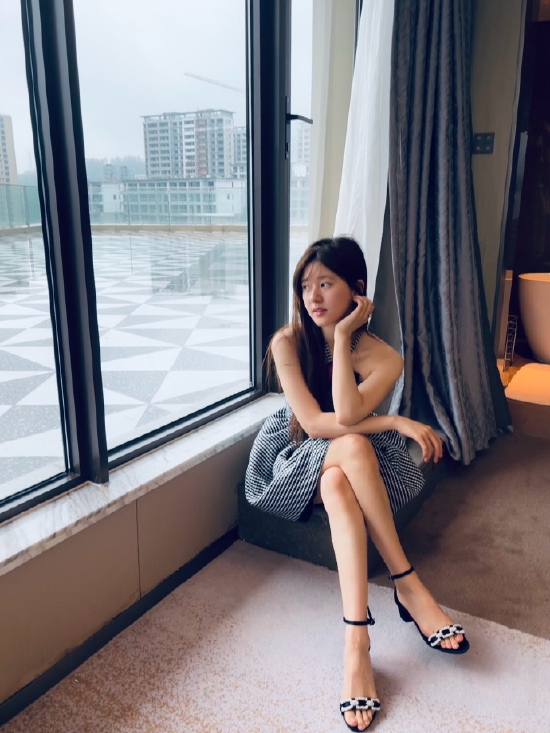 赵露思穿格纹裙氛围感满满惬意倚窗边笑容温柔迷人