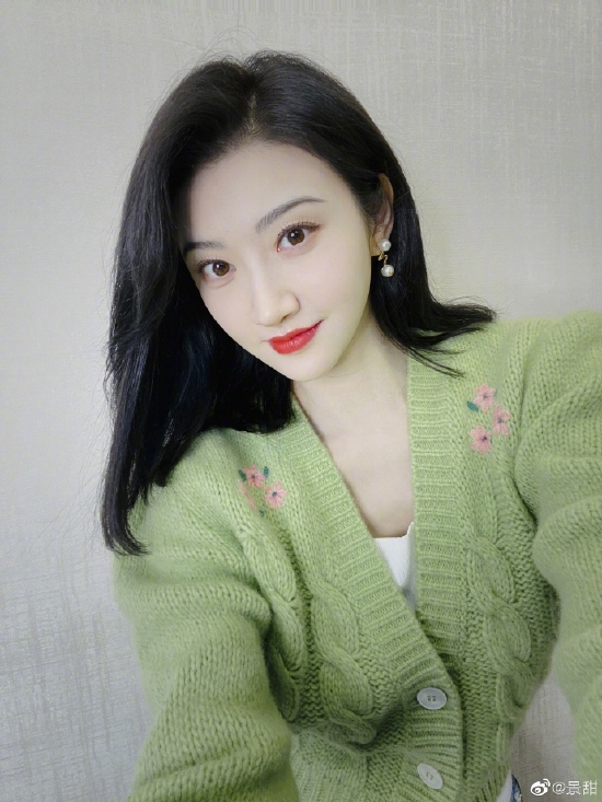 景甜晒立夏四宫格自拍穿绿色毛衣清新甜美