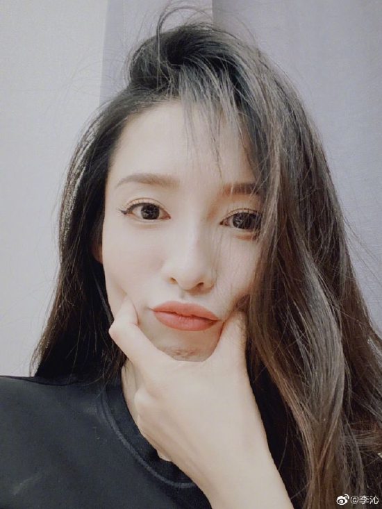 近日,李沁在微博分享自拍美照,配文:"秋日的期待".