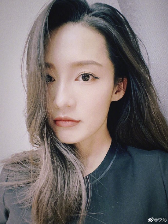 李沁九月营业晒怼脸自拍妆容精致捏脸卖萌显俏皮