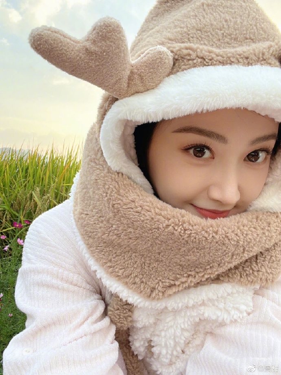 景甜置身秋日花丛田野中戴小麋鹿帽嘟嘴卖萌少女感满满