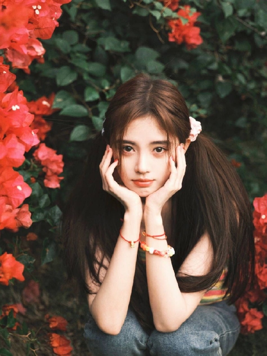 鞠婧祎晒泰国游玩库存照托腮微笑卖萌少女感十足