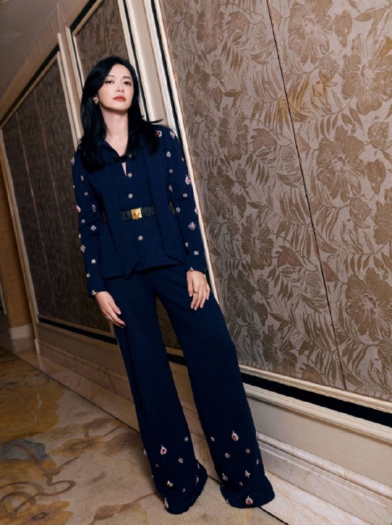 姚晨穿墨蓝色西服知性干练搭配微卷发身姿优雅