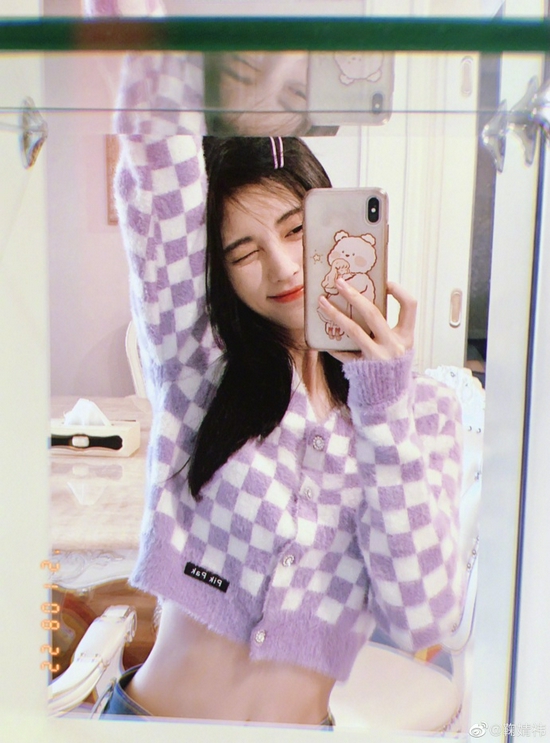 鞠婧祎晒对镜自拍wink甜美穿紫色短上衣露腰