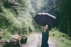 田馥甄午后漫步雨中林间 享受绝美景色惬意自得