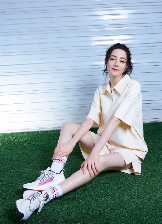 迪丽热巴运动风造型 扎高马尾元气满满