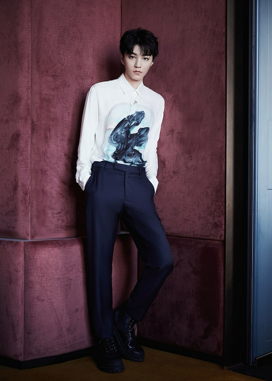 王俊凯经典黑白写真玩撞色白衬衣男神大长腿优越霸屏