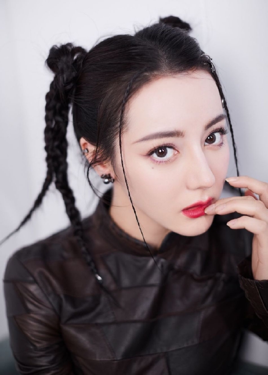 迪丽热巴穿皮质短裙秀美腿双马尾编发酷帅又俏皮