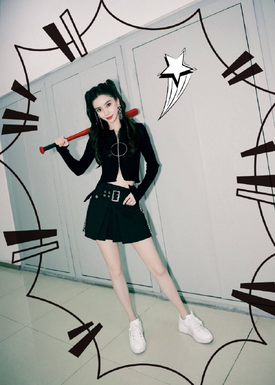 angelababy棒球穿搭秀美腿 气场全开好似热血少女