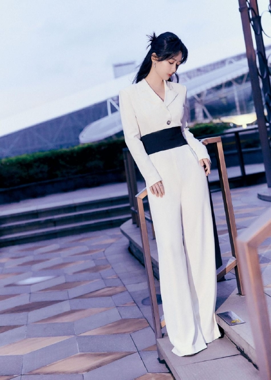 杨紫身穿白色西装写真半马尾造型俏皮中带着温柔
