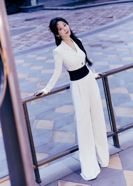 杨紫身穿白色西装写真半马尾造型俏皮中带着温柔