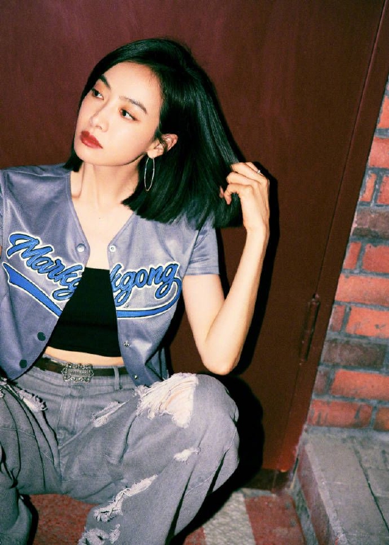 宋茜街头风写真大片释出造型酷飒身材纤细