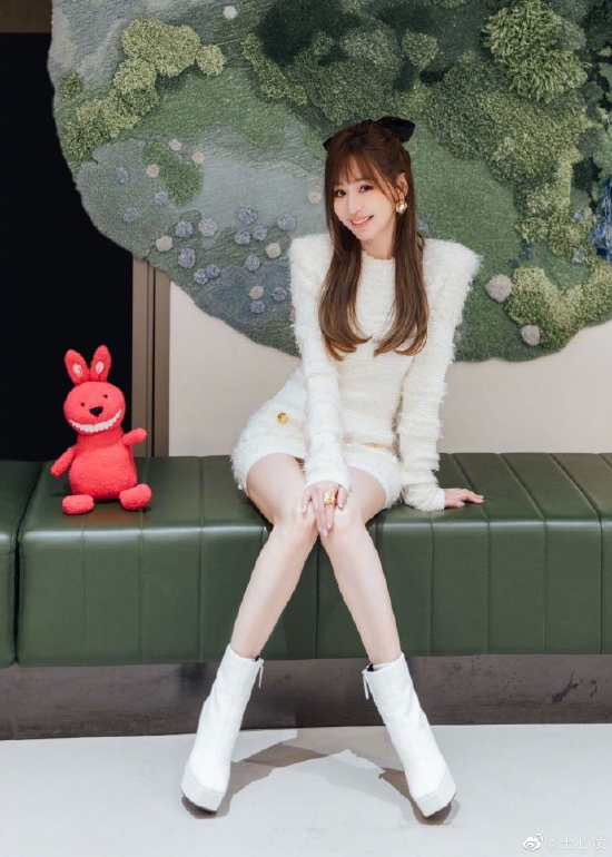 王心凌与兔子玩偶拍新年写真 戴蝴蝶结笑容甜美|王心凌|写真|笑容_新浪女性_新浪网