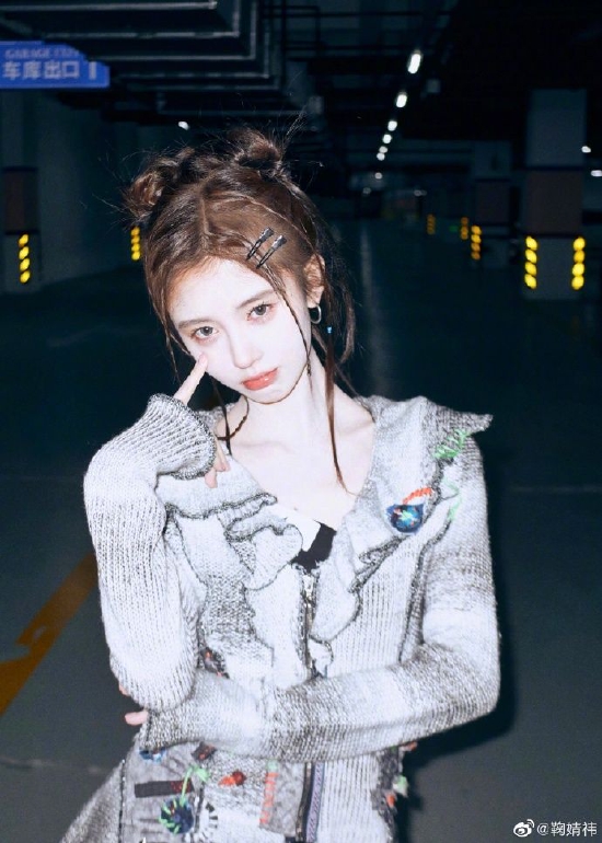 鞠婧祎分享最新写真大片 脏辫丸子头造型甜酷俏皮