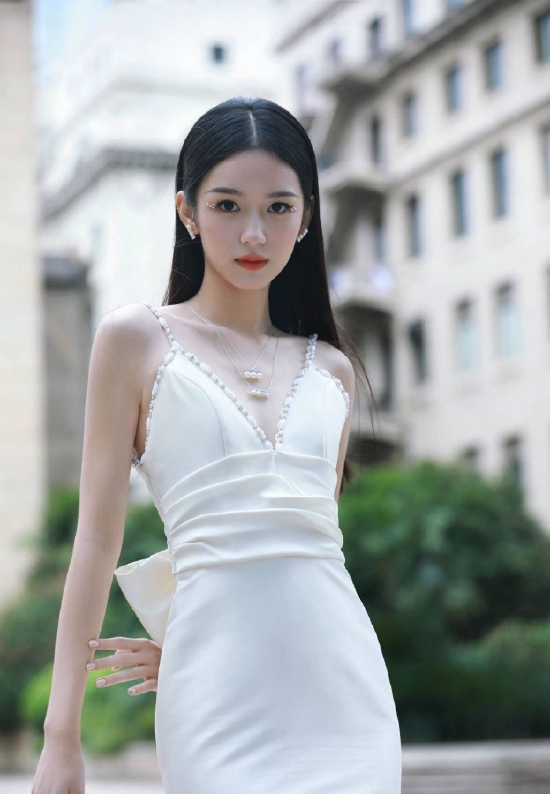 周也人鱼公主写真曝光白色紧身鱼尾裙曲线玲珑有致