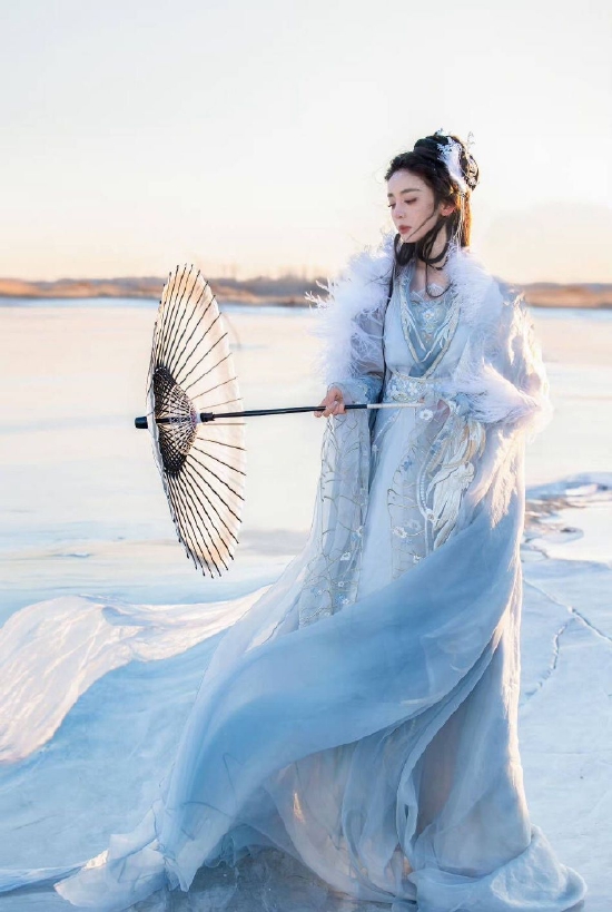 古力娜扎冰面仙羽写真释出一袭古装白衣好似仙女下凡