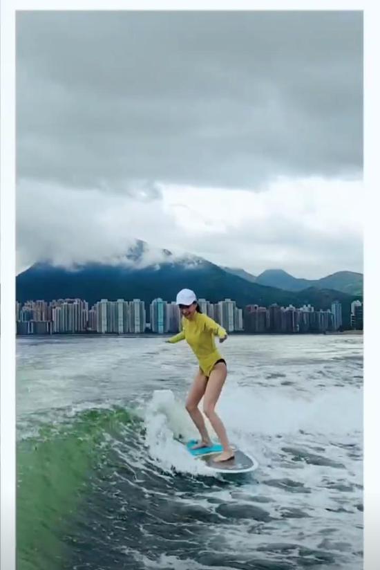何超莲晒海上冲浪vlog双腿纤细身材比例完美