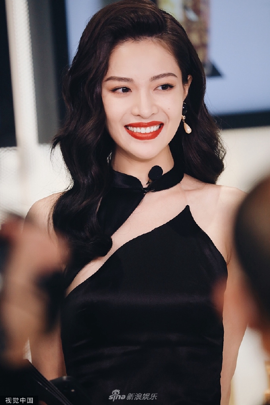 钟楚曦活动图释出卷发红唇尽显女神气质