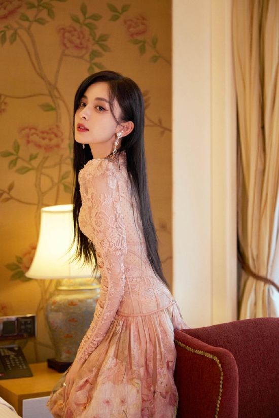 古力娜扎氛围感大片释出 着长裙搭配披肩长发气场全开