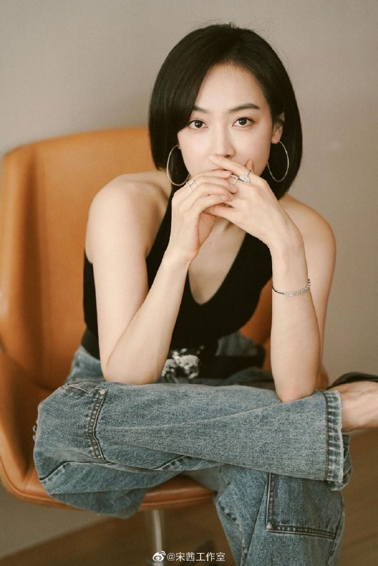 宋茜最新简约风写真曝光穿黑色背心搭牛仔裤甜飒时髦