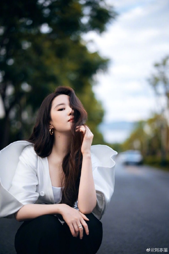 近日,刘亦菲在微博上分享出一组拍摄于马路上的写真,照片中刘亦菲身穿