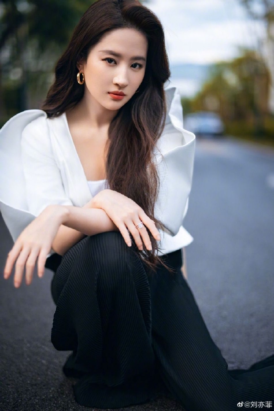 近日,刘亦菲在微博上分享出一组拍摄于马路上的写真,照片中刘亦菲身穿