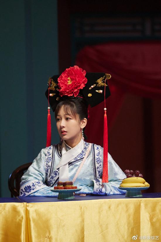 杨紫挑战清宫造型温婉大气旗头cos紫薇格格俏皮可爱