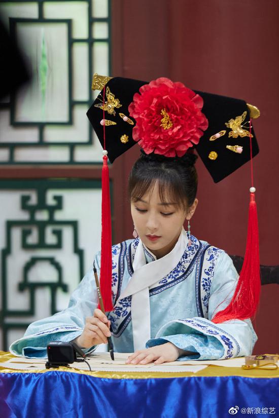 杨紫挑战清宫造型温婉大气旗头cos紫薇格格俏皮可爱
