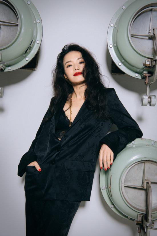 舒淇慵懒吸烟装造型曝光现身活动电影感十足