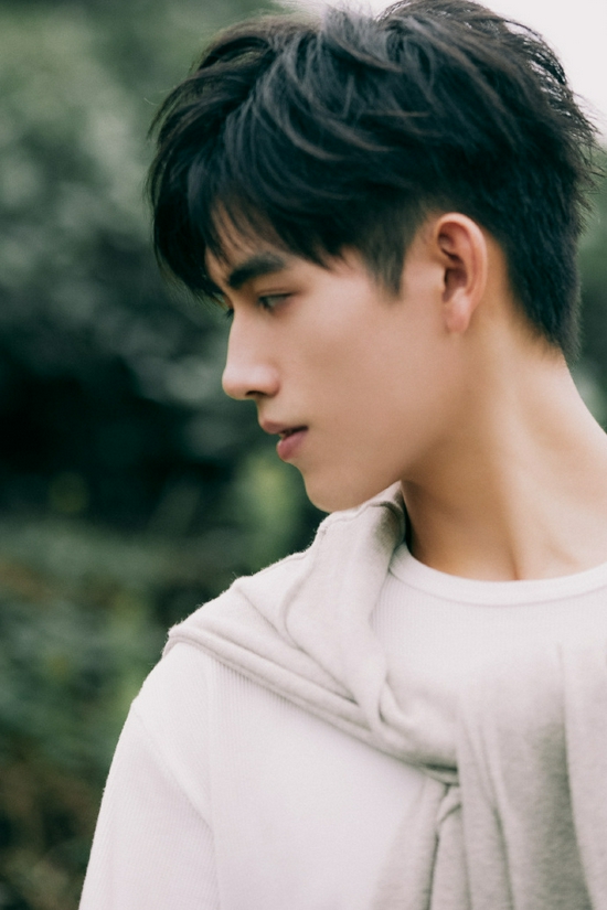 陈飞宇茶园写真意境十足手捧茶叶尽显清新少年感 手机新浪网